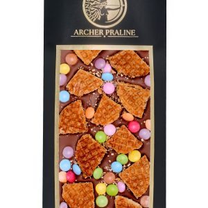 Czekolada mleczna z drażami, oraz waflami przekładanymi masą karmelową 100g