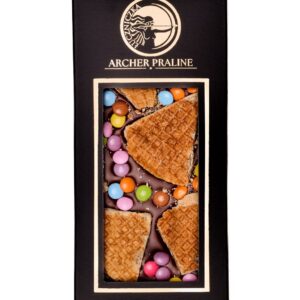 Czekolada mleczna z drażami czekoladowymi oraz waflami przekładanymi masą karmelową <br>100 g - zdobiona ręcznie.